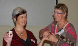 Yolande en Linda testen hagelslag